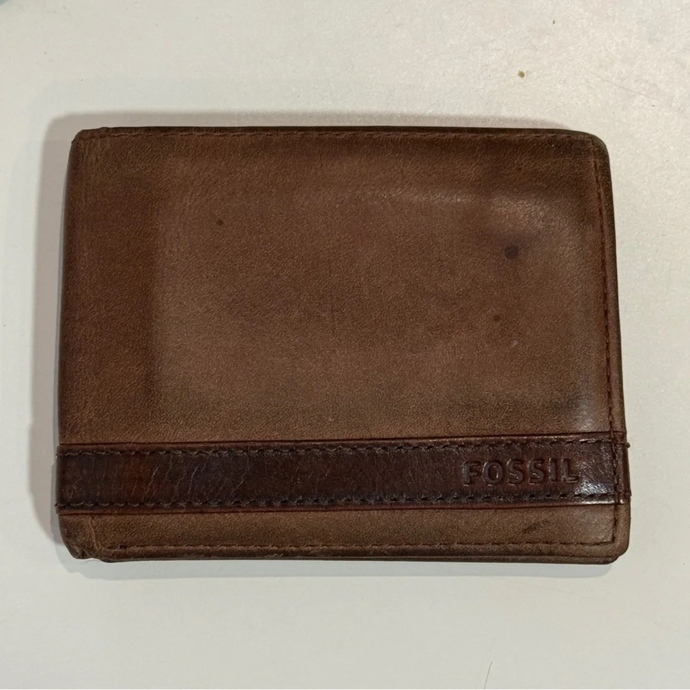 Fossil Men’s Trifold Brown Leather Wallet Classic Timeless Masculine Earthy